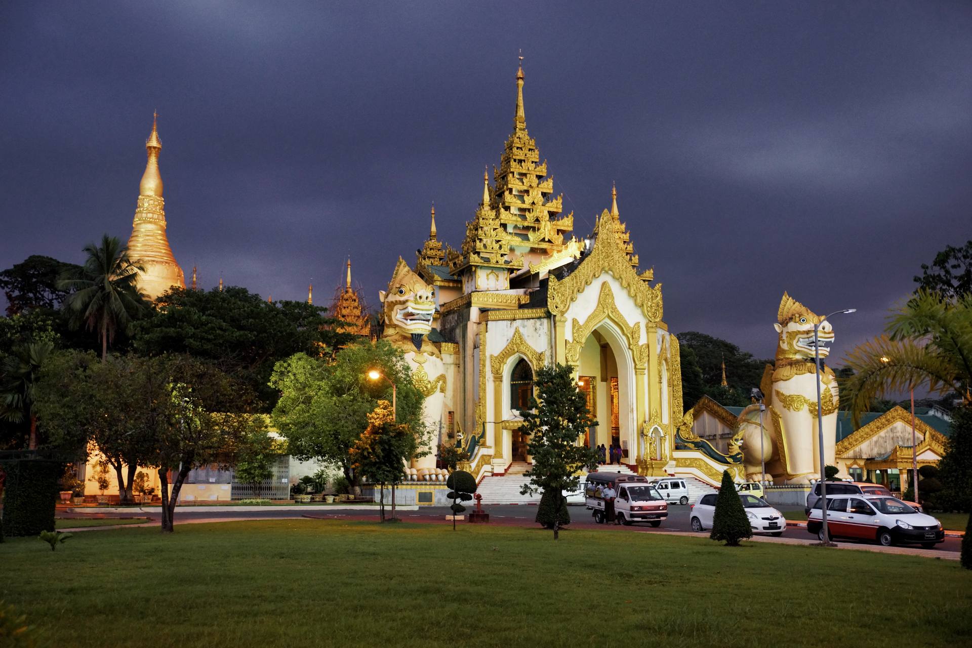 Am Westrand der Shwedagon Pagode